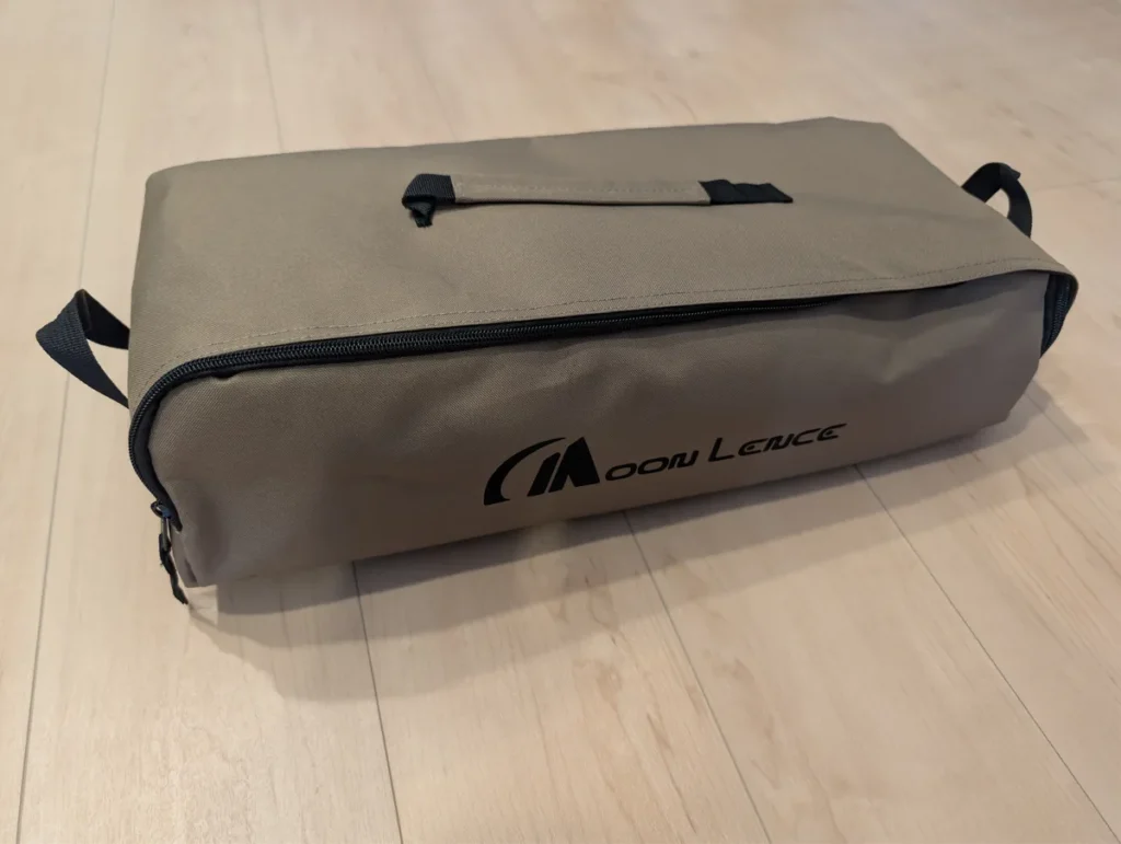 収納バッグ付きで持ち運びやすいMOON LENCEアウトドアチェア