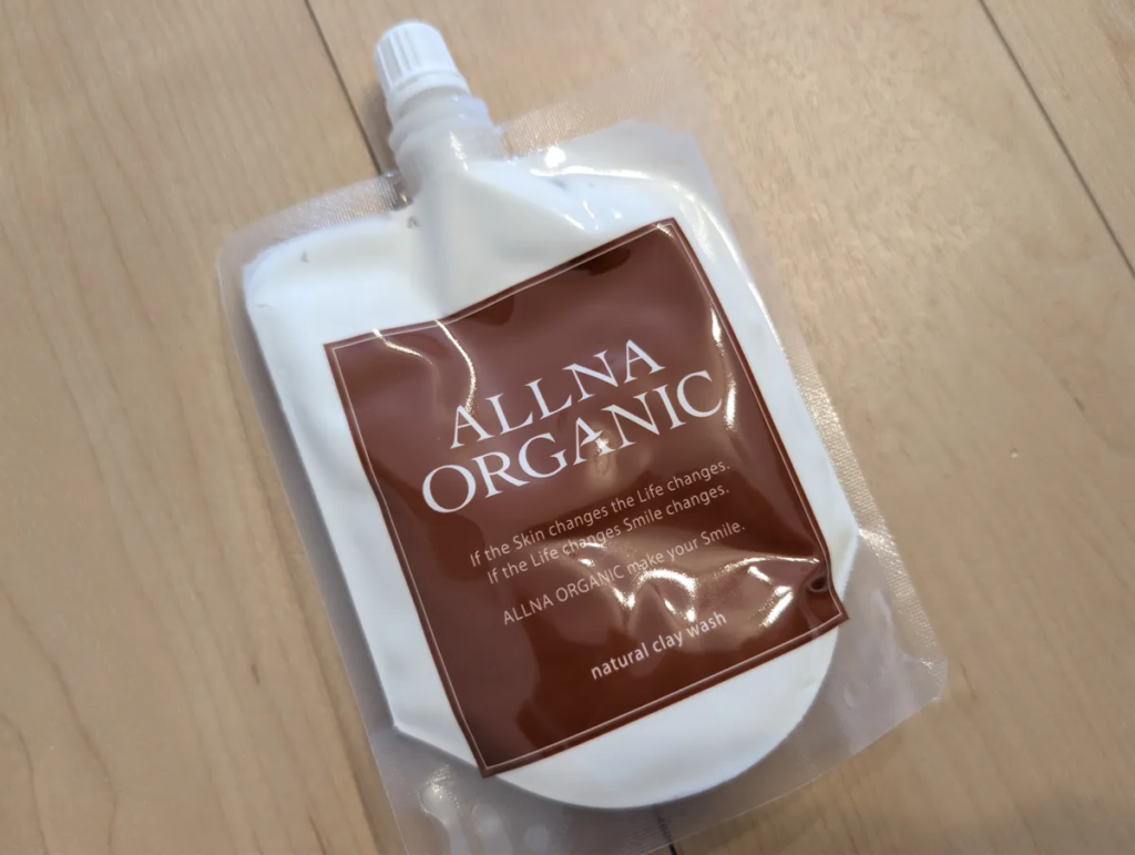 白いキャップと茶色いラベルが付いたオルナオーガニック泥洗顔のパウチ表面