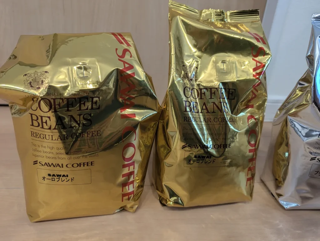 オーロブレンドの名前が付いた金色のコーヒー袋2袋