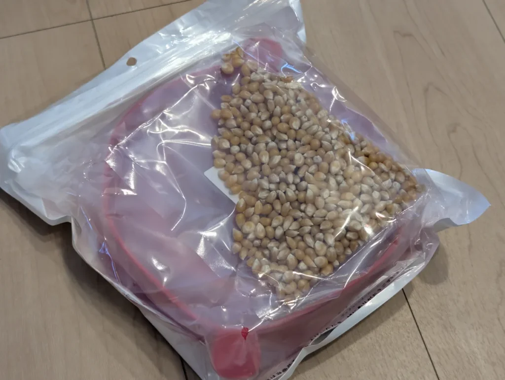 ポップコーン用の豆が入った商品パッケージ