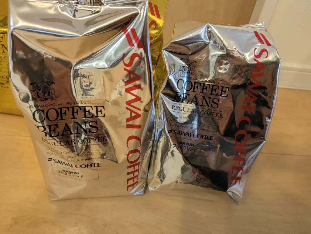 プラタブレンドの名前が付いた銀色のコーヒー袋2袋